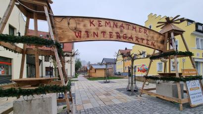 Bild: kaz
Schon seit einigen Tagen stehen der Eingangsbogen, die beiden Verkaufshütten und Stehtische für den Wintergarten in der Grünanlage beim Stadtgraben.