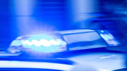 Symbolbild: Jens Büttner /dpa
Die Polizei sucht bei Lohberg im Landkreis Cham nach einem 23-Jährigen.