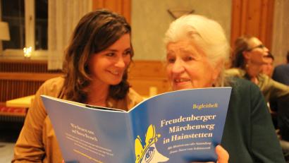 Bild: gri
Erika Eichenseer (rechts) mit der Freudenberger Märchenführerin Manuela Nübler. Eichenseer erforscht das Werk Fanz Xaver von Schönwerths.