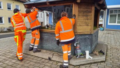 Bild: hme
Die Bauhofmitarbeiter aus Kohlberg bauten die Krippe in den Brunnen ein