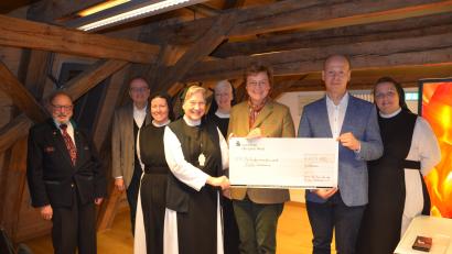 Bild: pz
Klosterfreunde-Vorsitzende Monika Hohlmeier und Schatzmeister Thomas Böhm (Dritte und Zweiter von rechts) überreichten den symbolischen 25.000-Euro-Scheck. Von links Bruno Salomon und Gerhard Heindl vom Förderverein sowie Sr. Raphaela Kratzer, Äbtissin Laetitia Fech, Sr. Agnes Richter und rechts Priorin Sr. Sophia Schlembach.