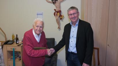 Bild: usc
Die Glückwünsche und ein persönliches Geschenk des Oberbürgermeisters überbrachte 3. Bürgermeister Franz Badura (rechts) dem Jubilar Leonhard Linke, der im Wallmenich-Haus bei guter Gesundheit seinen 90. Geburtstag feierte.