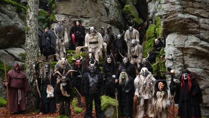 Bild: Dagmar und Norbert Schütz/exb
Die Grölldeifl aus Konnersreuth sind mittlerweile eine große Gruppe unterschiedlicher Perchtengestalten. Im Steinwald trafen sie sich vor Kurzem zum Fotoshooting.