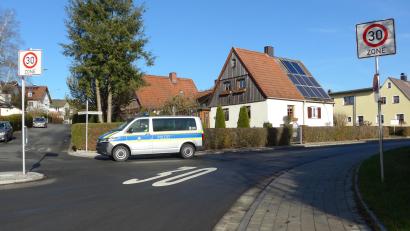 Bild: tss
Die Kleinklenauer Straße ist seit knapp einem halben Jahr Tempo-30-Zone. Die Verkehrsregelung in dem Wohngebiet am Ziegelanger war schon mehrmals Thema im Bauausschuss und Stadtrat.