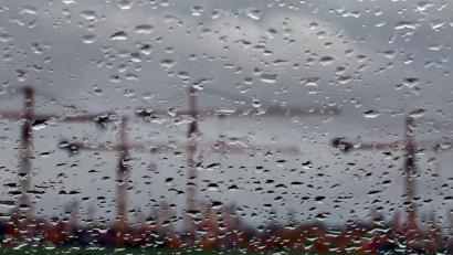 Symbolbild: Karl-Josef Hildenbrand/dpa
Dunkle Wolken und Regen, wohin das Auge reicht: Die Stimmung in der bayerischen Wirtschaft ist so schlecht wie lange nicht.