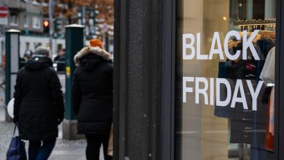 Bild: Hannes P. Albert/dpa
Der Black Friday gilt in den USA oft als Start in die Weihnachtseinkaufszeit (Symbolbild)