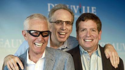 Bild: picture alliance / Daniel Joubert/EPA/dpa
Komödien-Genie Jim Abrahams (links) - hier mit Jerry Zucker und David Zucker im Jahr 2009 - ist jetzt mit 80 Jahren gestorben. (Archivfoto)