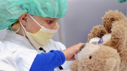 Symbolbild: Lex Van Lieshout/dpa
Das Kuscheltier darf auch schon mal einen Verband bekommen, bevor Kinder in den OP-Saal geschoben werden. Gerade bei jungen Patienten spielt eine entspannte Atmosphäre eine große Rolle. Dem wird ein kleines Krankenhaus wie Tirschenreuth nach Meinung des Kinderchirurgen Dr. Roland Böhm besonders gerecht,