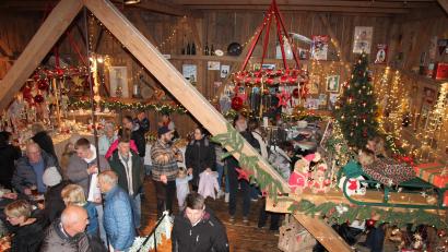 Bild: kro
Auf drei Ebenen lockte der Weihnachtsmarkt in Poppenreuth mit einem vielfältigen Angebot.