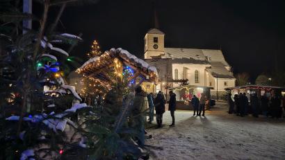 Archivbild: vsr
Dorfweihnacht Krummennaab. Die Buden verzauberten mit ihren Lichtern.