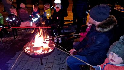 Archivbild: R. Kreuzer
Obst- und Gartenbauverein sowie Krabbelgruppe bieten bei der Dorfweihnacht am Samstag, 30. November, das bei Kindern beliebte Stockbrotgrillen an.