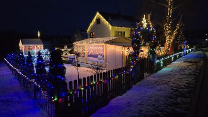 Bild: Ramona Ritter
Der Garten und das Haus der Familie Ritter in Ernestgrün werden ab Samstag, 30. November, um 17 Uhr wieder im weihnachtlichen Glanz erstrahlen. Beim Test vor einigen Tagen funktionierte alles.