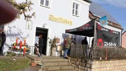 Bild: aun
Der Dorfladen Utzenhofen feierte sein 30-jähriges Bestehen. Dazu gab es an einem Stand Burger (rechts).