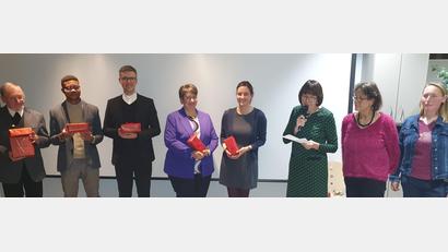 Bild: mas
Das Seelsorgeteam stellte sich seinen Schäfchen vor: (von links) Dr. Josef Ammer, Pfarrvikar Dr. Justin Kishimbe, Chef Pfarrer Thomas Kopp sowie die Gemeindereferentinnen Claudia Stöckl und Laura Amann. Von rechts die Pfarrgemeinderatssprecherinnen Maria Gleißner, Margit Lehner und Linda Schmauß.