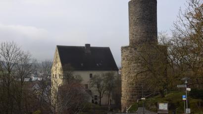 Bild: fz
Über den Dächern von Windischeschenbach. Das Wahrzeichen von Neuhaus. Burg und Butterfassturm. Sanierungsbedürftig und das nicht einfach zu stimmen.