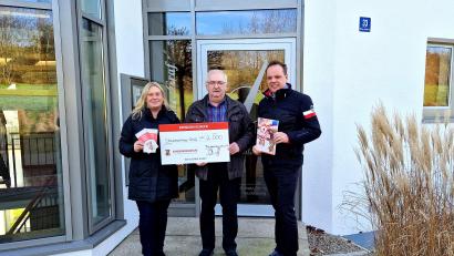 Bild: gri
Bei der Spendenübergabe (von links): Alexandra Wieczorek, Herbert Putzer und Thomas Graf.