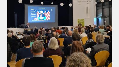 Bild: VLAB/exb
In der Stadthalle in Erbendorf lauschten rund 200 Zuhörer dem Vortrag von Professor Dr. Gerd Ganteför.