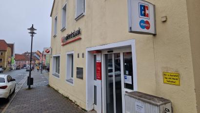 Bild: Tobias Gräf
Noch können sich hier Kunden beraten lassen, Geld abheben oder Kontoauszüge ausdrucken. Auch Überweisungsformulare lassen sich in den Briefkasten werfen. Doch damit ist bald Schluss, die Filiale wird geschlossen.