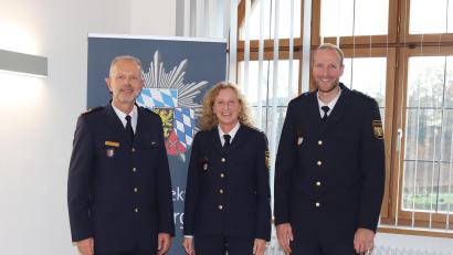 Bild: Polizeiinspektion Nabburg/exb
Polizeipräsident Thomas Schöniger (links) begrüßt Polizeihauptkommissar Alexander Reichsthaler (rechts) als neuen Leiter der Polizeiinspektion Nabburg. Erste Polizeihauptkommissarin Sabine Roidl (Mitte) gibt die Führung der Dienststelle für ein halbes Jahr ab.