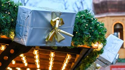 Bild: Jens Kalaene/dpa
Viele Menschen in Deutschland setzen in diesem Jahr auf Secondhand-Geschenke. (Archivbild)