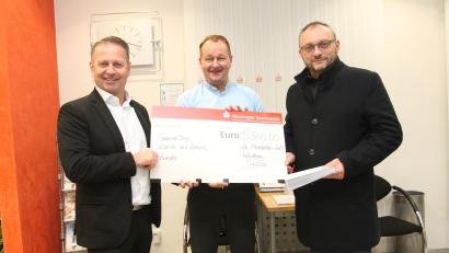 Bild: pi
Bürgermeister Markus Bauriedl (rechts) sagt "Vergelt's Gott" für die von Gerhard Hösl und Ralf Hellmold (von links) übergebenen Spenden.