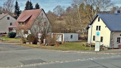 Bild: ld
Rund um das Basshaus an der Einfahrt in den Bruckweg, dessen Umgestaltung geplant ist, soll der öffentliche Bauerngarten entstehen.