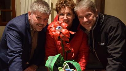 Bild: Freilichtbühne am Buchberg
Thomas Reiß, Kerstin Donhauser und Stefan Reindl vom Vorstand der Freilichtbühne am Buchberg mit einer kleinen Version der fleischfressenden Pflanze "Audrey II", den Star im "Kleinen Horrorladen": Den inszeniert der Schnaittenbacher Theaterverein 2025 auf dem Buchberg.