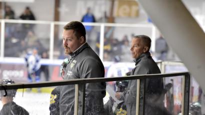 Archivbild: Hubert Ziegler
Der bisherige Videocoach und Nachwuchskoordinator Bernhard Keil (links) wird Nachfolger von Dirk Salinger (rechts), der am Sonntag als Trainer des Eishockey-Bayernligisten ERSC Amberg zurückgetreten war.