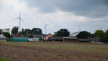 Bild: ak
Windenergieanlagen im Bereich des Windparks Krumme Föhre nahe der Ortschaft Kodlitz.