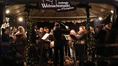 Archivbild: Wolfgang Steinbacher
Auch heuer spielt die Knappschaftskapelle wieder auf dem Amberger Weihnachtsmarkt. Für musikalische Darbietungen muss die PWG am Tag rund 400 Euro zahlen.