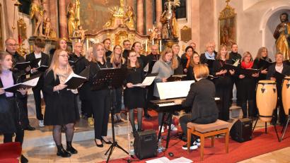 Bild: jr
Ein beeindruckendes Konzert gab der Chor „All Generations“ aus Floß in der Konnersreuther Pfarrkirche. Die Leitung hatte Marion Elling-Birkhan.