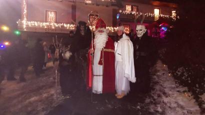 Bild: gz
Eine der Attraktionen ist das Erscheinen der Burgdeifl aus Trausnitz und die Geschenkeaktion mit dem Nikolaus.