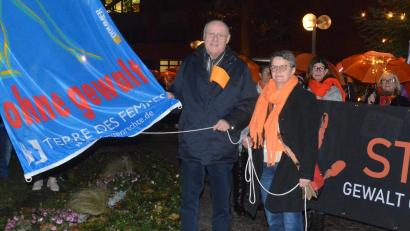 Bild: Kunz
Bürgermeister Lothar Höher und die Gleichstellungsbeauftragte der Stadt Weiden, Susanne Reinhardt hissen vor dem Neuen Rathaus die Fahne.