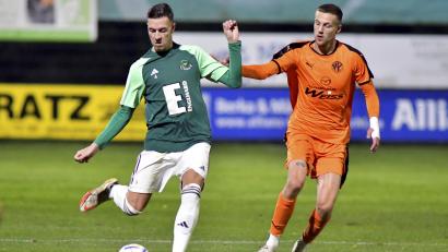 Archivbild: Hubert Ziegler
Ein Bild aus einem seiner bisher letzten Spiele: Fabian Helleder (links) im Zweikampf mit einem Neudrossenfelder Gegenspieler. Im Oktober 2023 war das. Im Dezember wurde er zum ersten Mal operiert.