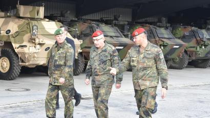 Bild: Thorsten Böhner
General Breuer (mitte) und der stellvertretende Kommandeur der PzBrig 12, Oberst Berger (links), erhalten vom Bataillonskommandeur des Artilleriebataillon 131, Oberstleutnant Stefan Zadlo (rechts), einen Einblick in die Kaserne.