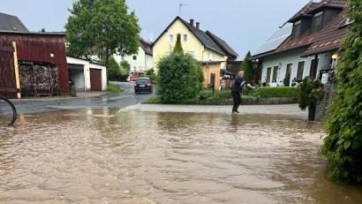 Archivbild: ld
Bei starken Regenereignissen tritt dort der Mordbach über die Ufer und verursacht Überschwemmungsschäden an der Wohnbebauung und im Flurbereich.