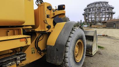 Bild: Hösamer
Die Baumaschinen sind angerollt. Auf der planierten Fläche vor der "Kugelwirtschaft" wird das "Panorama Seenland" entstehen. Das Veranstaltungsgebäude wird rund 700 Quadratmeter Fläche bieten.