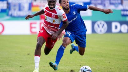 Bild: Sven Hoppe/dpa
Jahn Regensburg erinnert an Agyemang Diawusie.