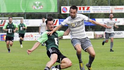 Archivbild: Hubert Ziegler
Hoch her ging's im Hinspiel, das die DJK Ammerthal daheim mit 2:0 gegen die SpVgg SV Weiden gewann – und bei dem es fünf Platzverweise gab. Hier kämpft Ammerthals Dennis Weidner (links) mit Weidens Moritz Zeitler um den Ball.