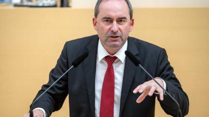 Archivbild: Archivbild: Sina Schuldt/dpa 
Wirtschaftsminister Hubert Aiwanger (Freie Wähler sucht auf X den Nahkampf mit einem einfachen Oberpfälzer SPD-Mitglied. Zur Ziegler-Insolvenz erklärt sich ein Ministeriumssprecher.