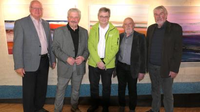 Bild: Stefan Karl/exb
Die Ausstellung wurde im Verwaltungsgebäude des ZMS eröffnet. Das Bild zeigt von links Schwandorfs Altlandrat Volker Liedtke, Künstler Ferry Baierl, ZMS-Verbandsdirektor Thomas Knoll, den stellvertretenden Bürgermeister der Stadt Bad Kötzting, Wolfgang Kerscher, und Laudator Paul Schloesser.