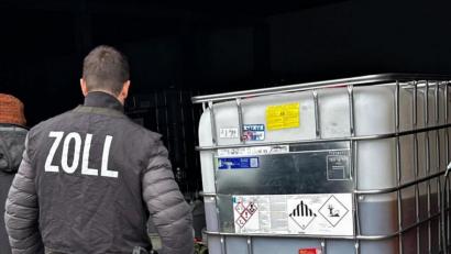 Bild: Zollfahndungsamt München
Ein Zollfahnder inspiziert das Warenlager.