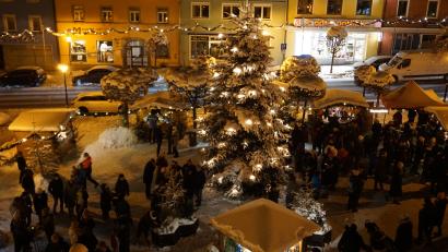Archivbild: dob
Beim Weihnachtsmarkt in Vohenstrauß herrschte im vergangenen Jahr dank Schnee und Kälte winterliche Stimmung. In diesem Jahr wird es wieder den "Advent im Schloss" geben. Aber auch im restlichen Landkreis Neustadt laden viele Märkte ein. Ob das Winter-Wetter mitspielt?