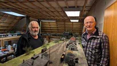 Bild: pz
Gerd Bayer und Dr. Hartmut Bombosch (von links) neben der clubeigenen Anlage, die die Modelleisenbahnfreunde beim Waldsassener Weihnachtsmarkt erstmalig in vollem Umfang der Öffentlichkeit präsentieren - in der Aula des Klosters Waldsassen.