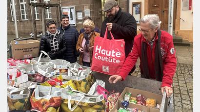 Bild: ge
Bürgermeister Stefan Frank (Zweiter von rechts) packt mit an, als das Team der Initiative MEINE die mit Lebensmitteln gefüllten Taschen ins Haus für Bürgerdienste bringt.