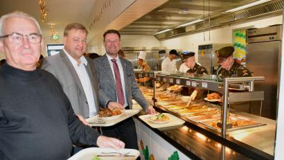 Bild: Paul Böhm 
An Thanksgiving auf dem Truppenübungsplatz Hohenfels servieren die US-Militär-Chefs persönlich ihren Gästen das Essen (von links): Dritter Bürgermeister Martin Bauer (Schmidmühlen), Bürgermeister Stefan Braun (Kastl) und Bürgermeister Florian Junkes (Hohenburg) sowie an der Essensausgabe Deputy Garrison Manager Angela Lane.