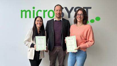 Bild: Katja Ermer, Microsyst.
Zwei der insgesamt fünf Microsyst-Jubilare: Inga Helgert (links) und Vera Lehmann (rechts) zusammen mit Geschäftsführer Manuel Rass.