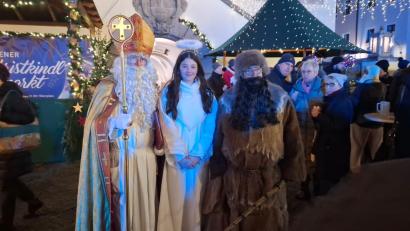 Bild: dus
Bischof Nikolaus (links) einer der beidenEngel und Krampus auf dem Christkindlmarkt.
