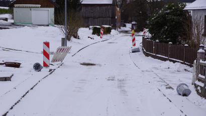 Bild: bkr
Der Wasserleitungs-, Kanal- und Straßenbau in Witzlasreuth ist für alle Beteiligten zu einem richtigen Ärgernis geworden. Der Schlossweg (Bild) soll in den kommenden Tagen asphaltiert werden, wenn es die Witterung zulässt. Versperrte Straßen und fehlende Absprachen der Bauunternehmen ärgerten Besucher der Bürgerversammlung.