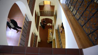 Archivbild: Andreas Brückmann
Blick ins Innere des Rathauses in Amberg. Im Amt für Umwelt wird derzeit renoviert. Es kann zu Einschränkungen beim Publikumsverkehr kommen.